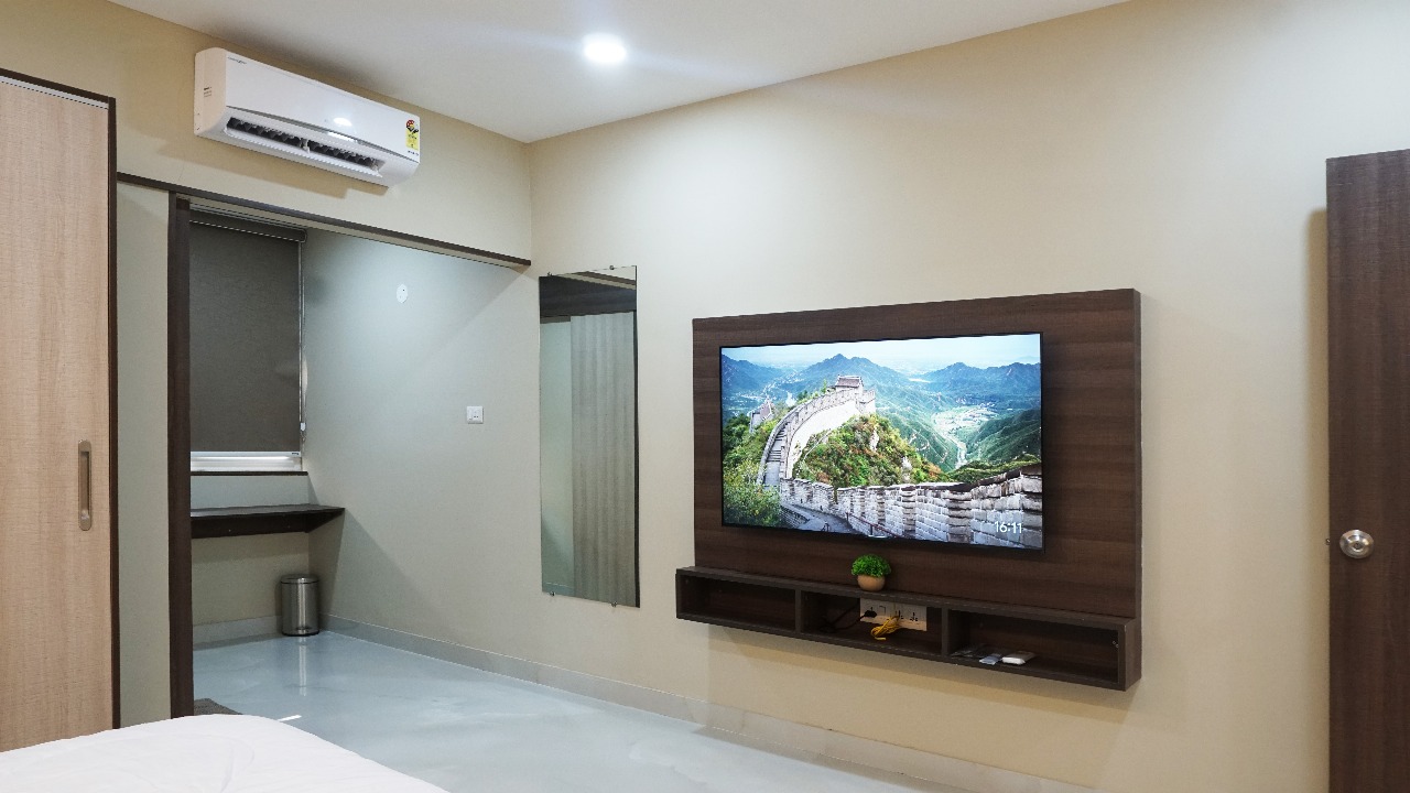 Elite Suite TV Area - Kodali Guest Suites